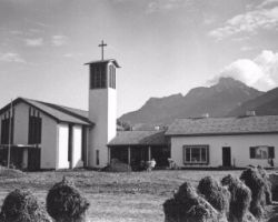 Die letzten Vorbereitungen am Gotteshaus und dem Pfarrhaus (1957). Im Vordergrund das Heu auf den 'Stankern', auch 'Mähder' oder 'Huanzen' genannt.
