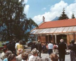 Die Firstfeier fand am
00/00/1993 statt.
Ein Meilenstein für unsere
Pfarrgemeinde.
Die Einweihung erfolgte
dann am 2. Oktober 1993 durch unseren Pfarrer
Mathias Stieger